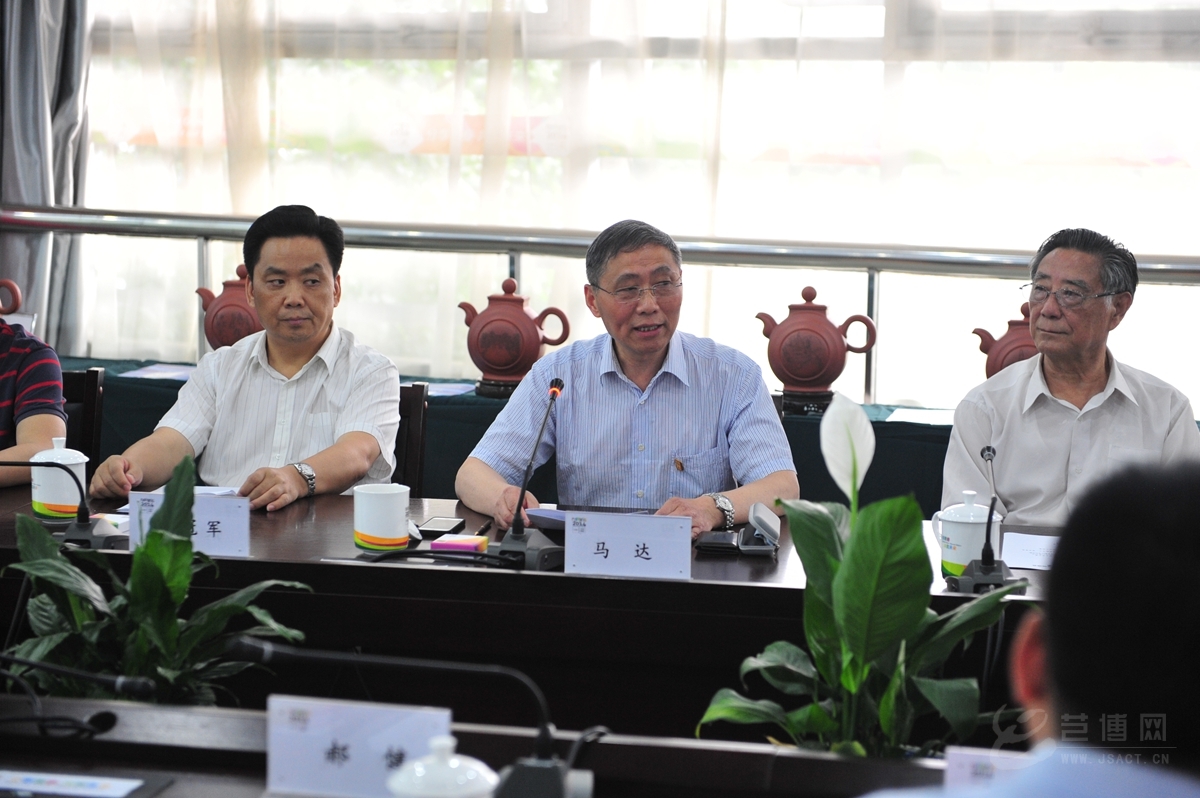 南京市委常委、常务副市长、南京青奥组委常务副秘书长刘以安与著名陶艺家、工艺美术大师陈健在国礼捐赠仪式上观看“锦绣金陵青奥壶” 南京市委常委、常务副市长、南京青奥组委常务副秘书长刘以安与著名陶艺家、工艺美术大师陈健在国礼捐赠仪式上观看“锦绣金陵青奥壶”
