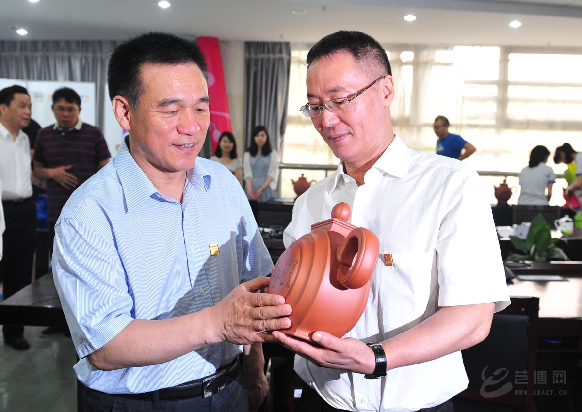 青奥组委副秘书长戚鲁与著名陶艺家、工艺美术大师陈健在国礼捐赠仪式上观看“锦绣金陵青奥壶” 青奥组委副秘书长戚鲁与著名陶艺家、工艺美术大师陈健在国礼捐赠仪式上观看“锦绣金陵青奥壶”