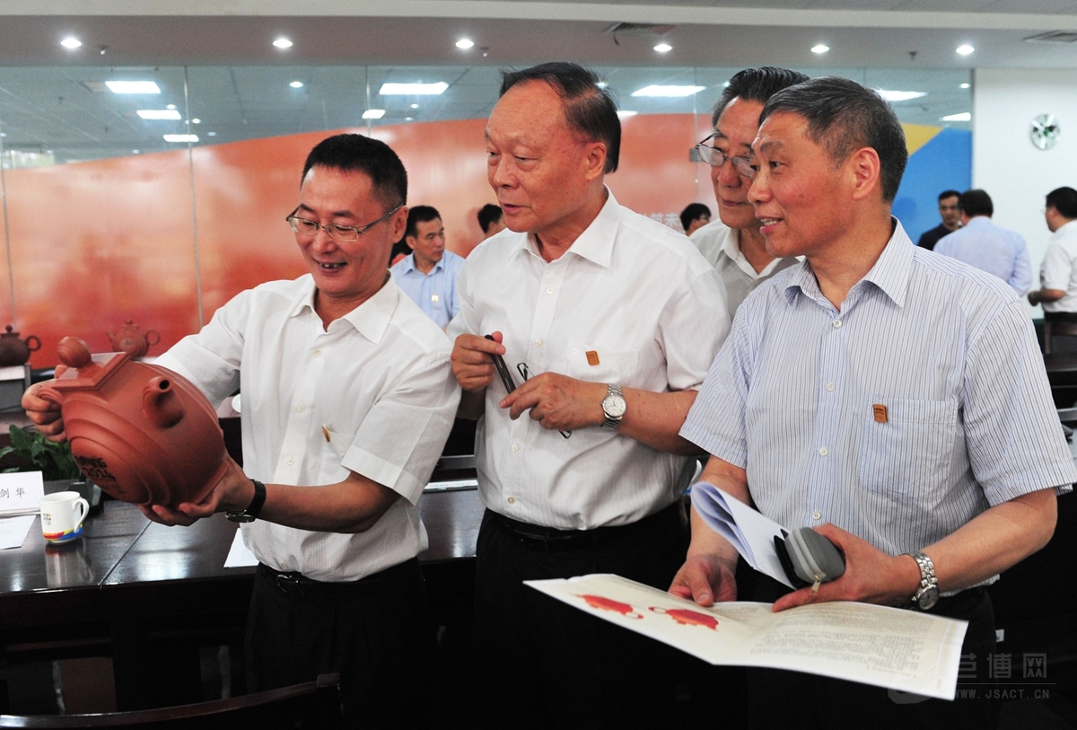 右起：中国工艺美术协会、学会副理事长，江苏省工艺美术协会、学会理事长马达、江苏省体育局原局长、江苏省老年优育协会常务副主席孔庆鹏、江苏省人大常委会原副主任、江苏省文联主席王湛、著名陶艺家、工艺美术大师陈健在国礼捐赠仪式上观看---锦绣金陵青奥壶