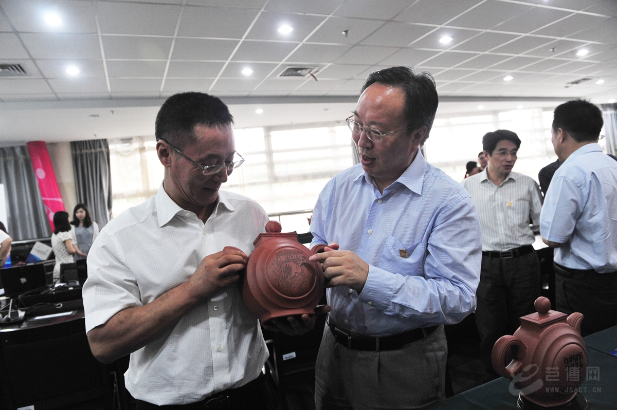 南京市委常委、常务副市长、南京青奥组委常务副秘书长刘以安与著名陶艺家、工艺美术大师陈健在国礼捐赠仪式上观看“锦绣金陵青奥壶” 南京市委常委、常务副市长、南京青奥组委常务副秘书长刘以安与著名陶艺家、工艺美术大师陈健在国礼捐赠仪式上观看“锦绣金陵青奥壶”